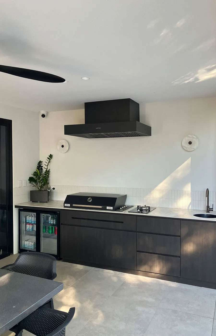 Schweigen 120cm Silent 3000m3/hr Black TwinMotor BBQ Canopy Rangehood CL7372BSP2